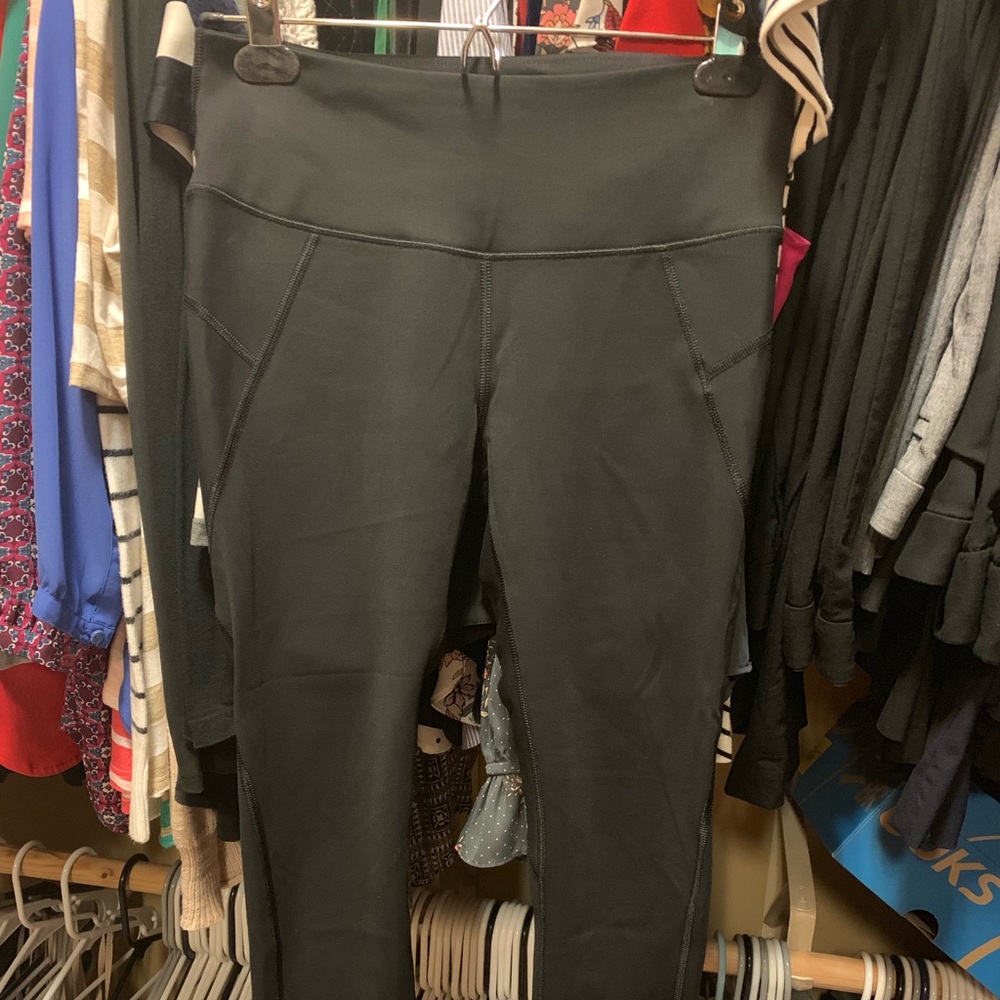 EUC Athleta small black stealth Capri.